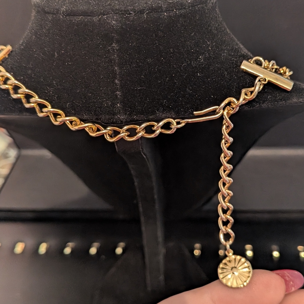 Elegant Gold Tone Necklace and 2 Earring Sets - Clip-on. - Picture 2 of 2